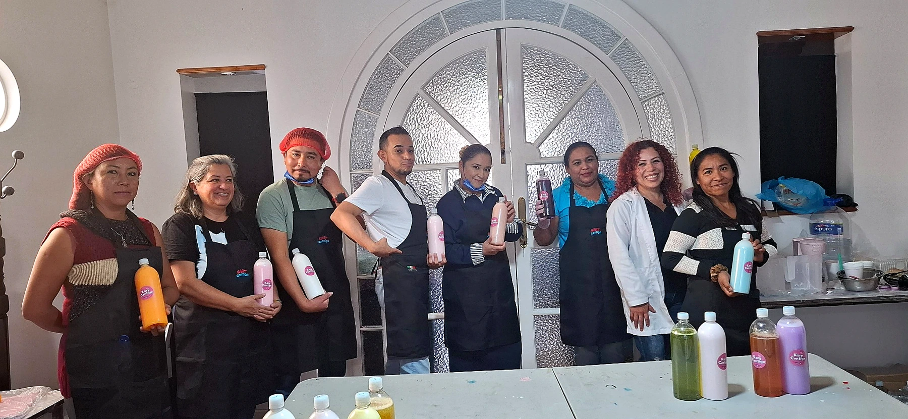 Kary especialista en shampoo profesional junto a alumnas capacitadas en formulación capilar