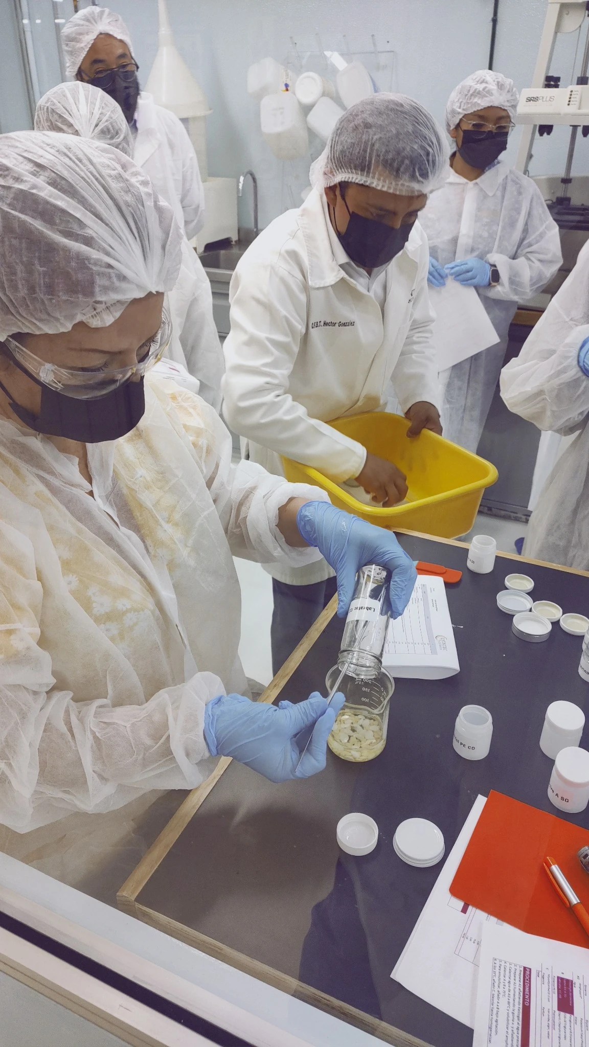 Shampoo profesional en laboratorio — formulación capilar artesanal con Kary Contigo
