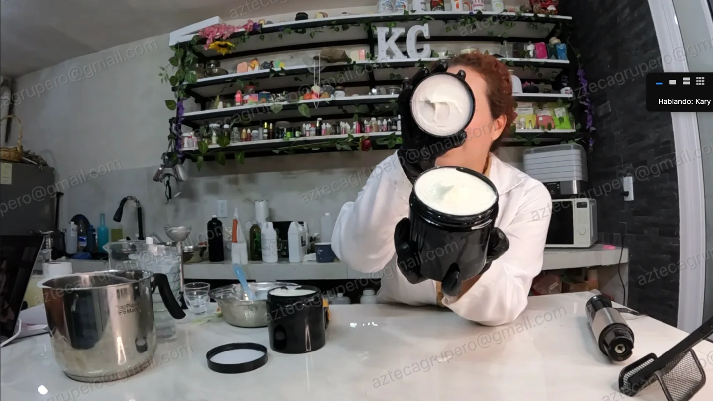 Kary mostrando una crema formulada