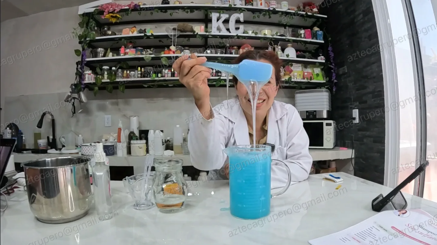 Kary mostrando la viscosidad de una formulación azul