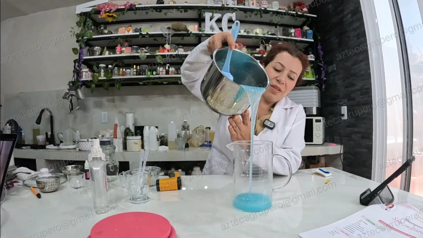 Kary vertiendo shampoo azul