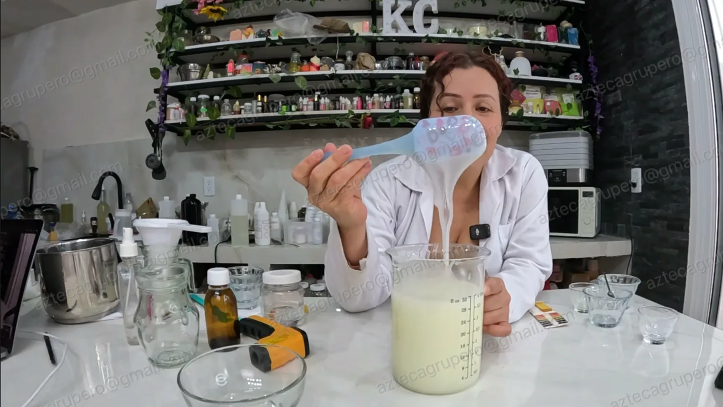 Kary mostrando una textura cremosa