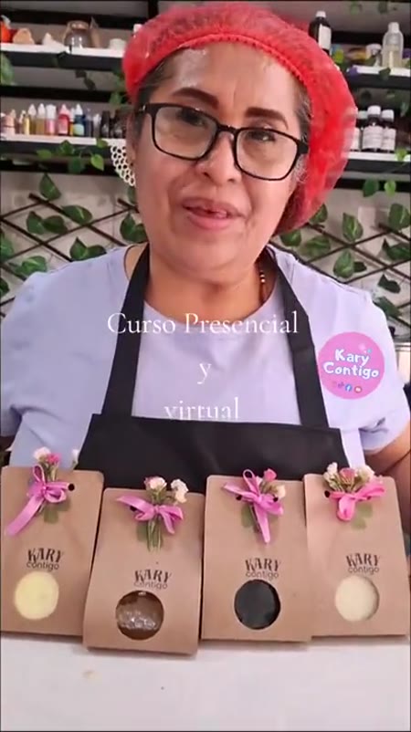 Alumna mostrando productos elaborados