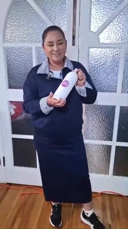 Alumna mostrando un producto capilar