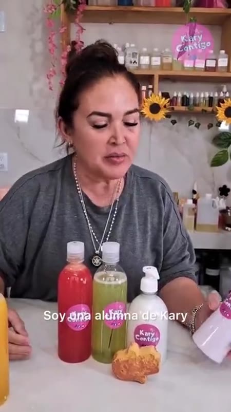 Alumna mostrando varios productos capilares