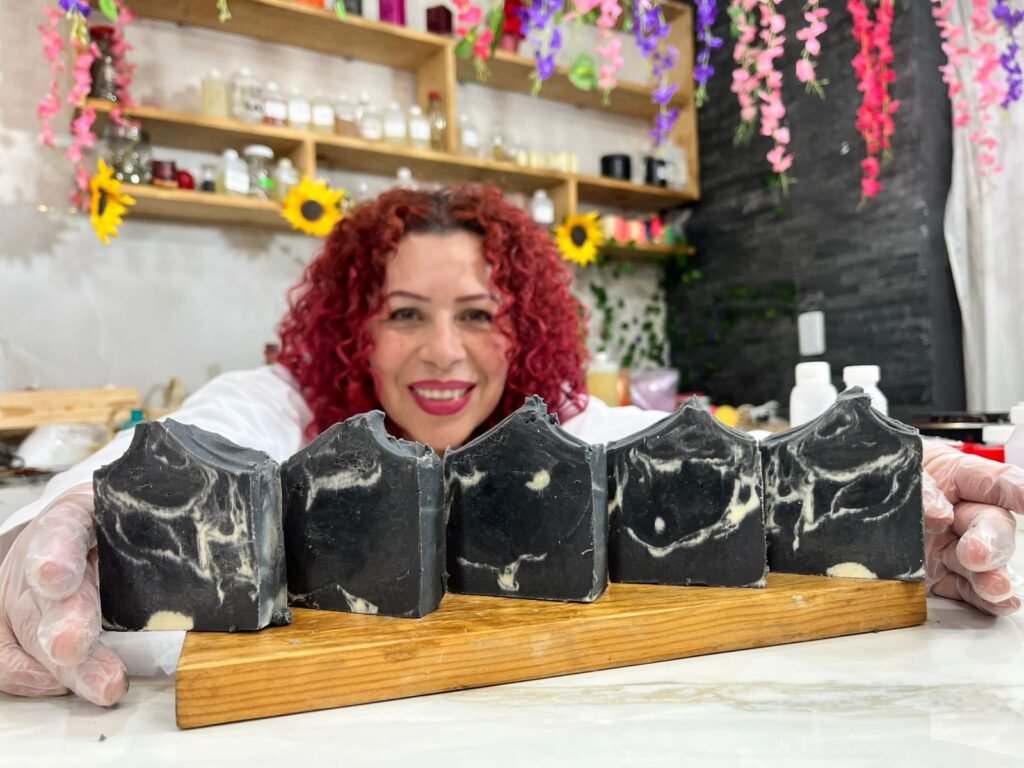 Jabon de carbon activado y arcilla caolin con un toque de lavanda