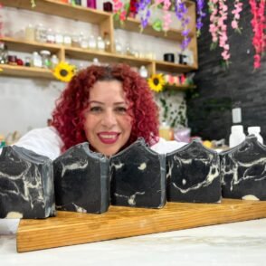 Jabon de carbon activado y arcilla caolin con un toque de lavanda
