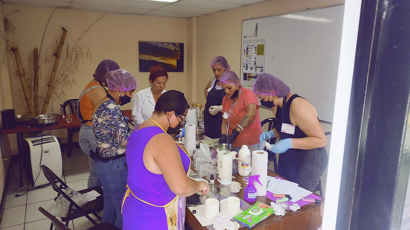 Alumnas en formulación de shampoo con Kary Contigo