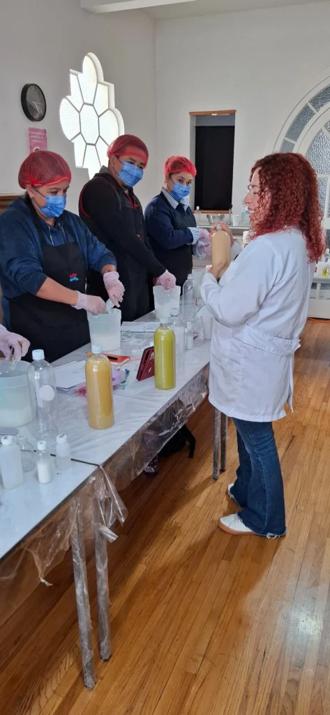 Curso de productos capilares con Kary Contigo. Alumnas aprendiendo formulación profesional de shampoo y productos capilares en capacitación práctica.