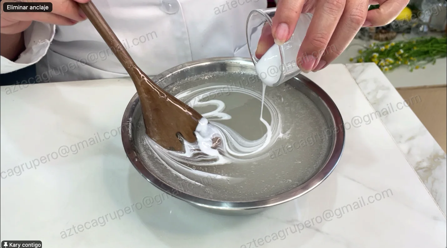 Acercamiento a la mezcla de ingredientes durante una clase de Kary Contigo